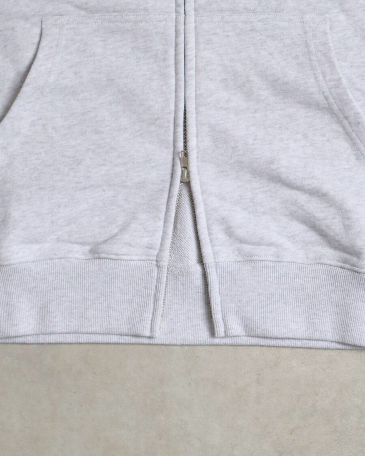 【スポンジ・ボブコラボ】 Logo ZIP PK / ストリートグラフィックZIPパーカー