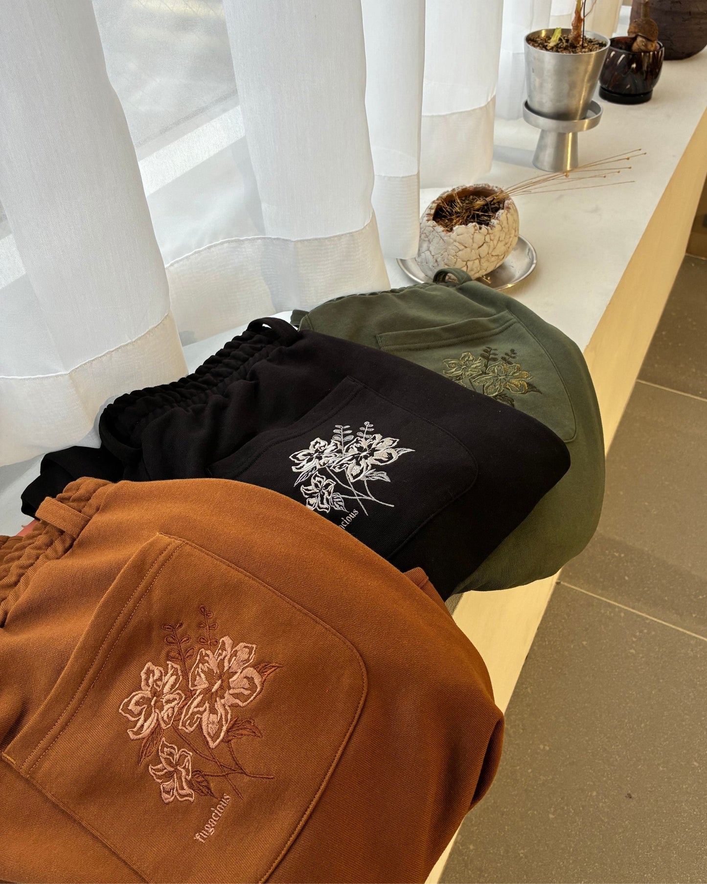 フラワー刺繍スウェットパンツ