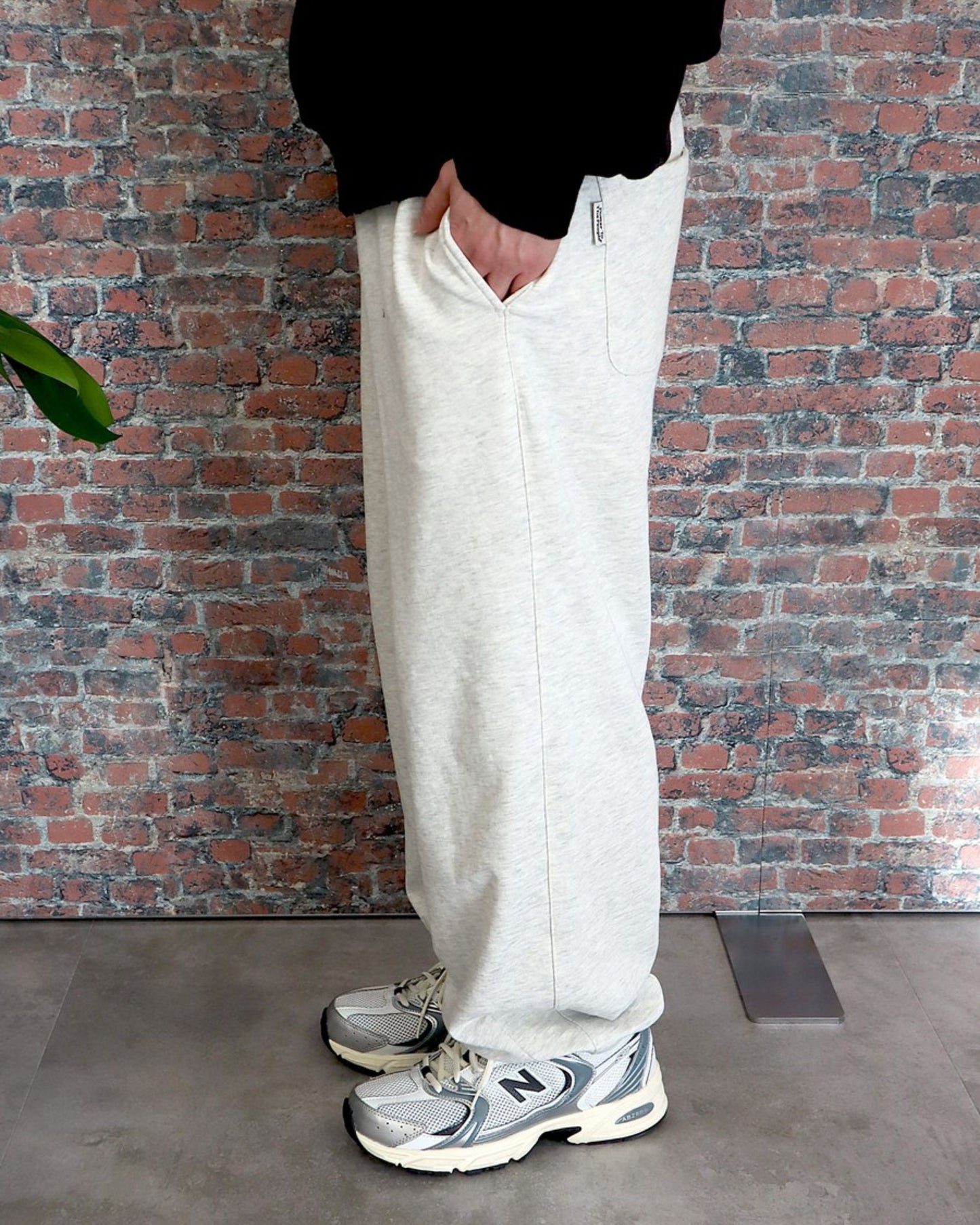 フラワー刺繍スウェットパンツ