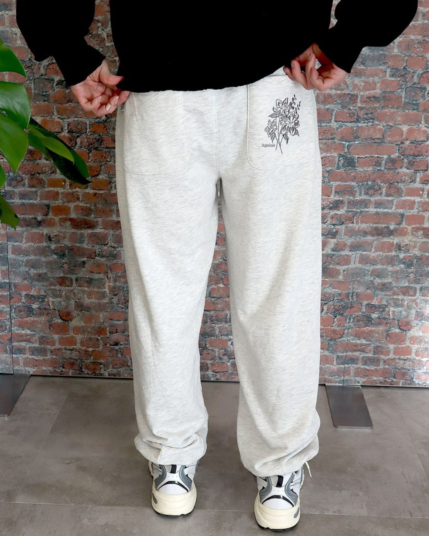 フラワー刺繍スウェットパンツ