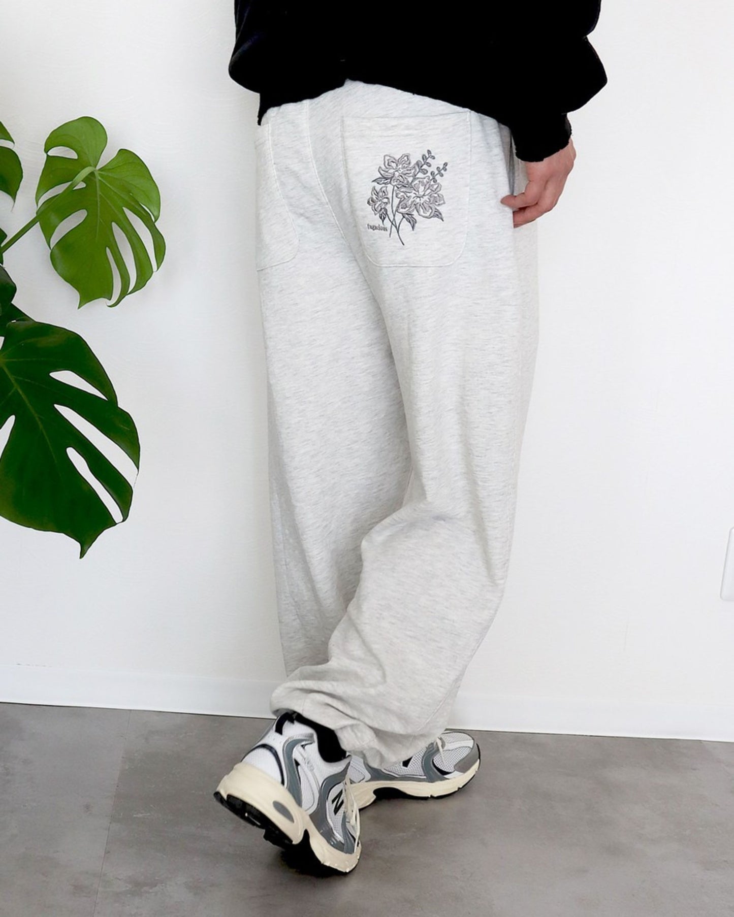 フラワー刺繍スウェットパンツ