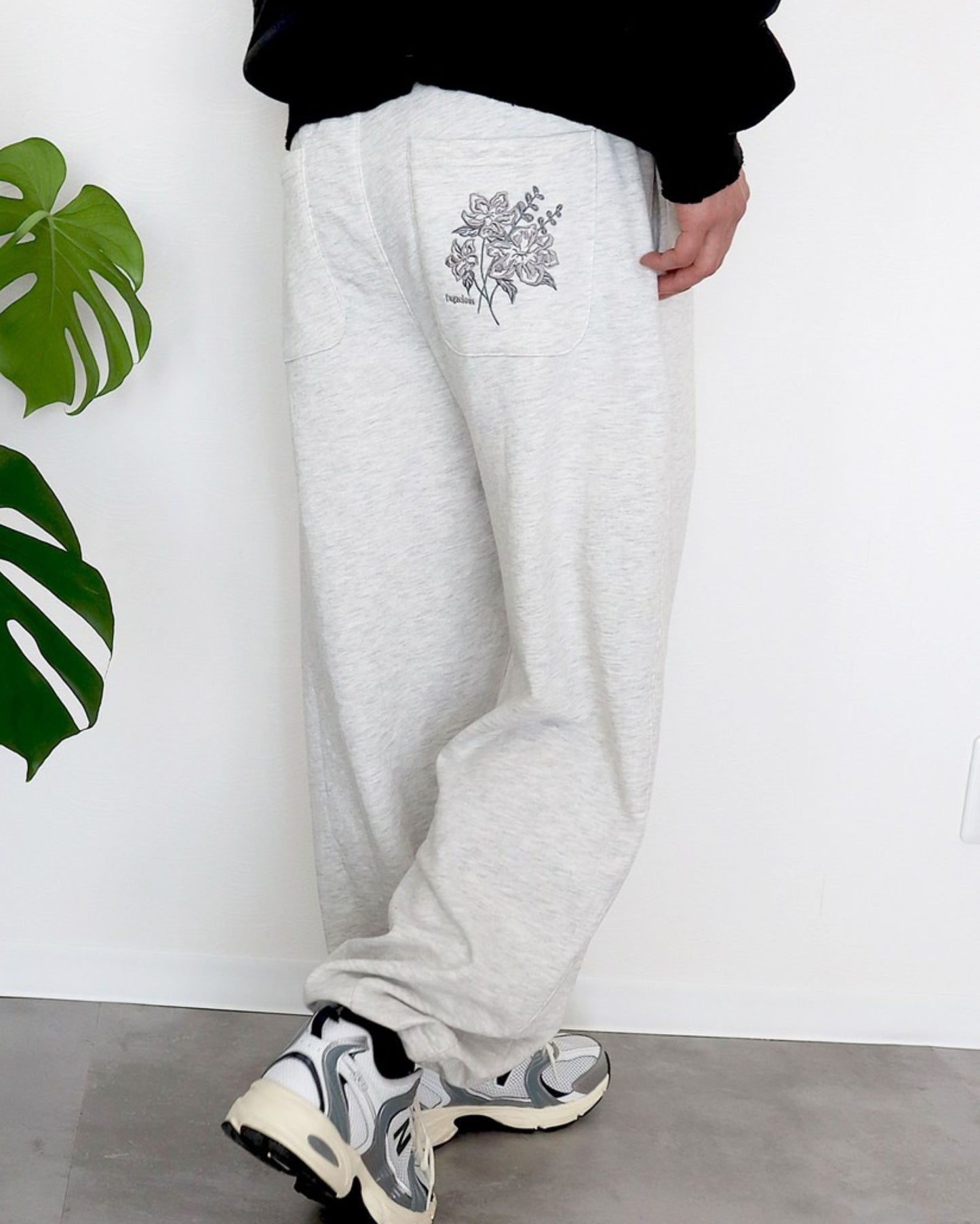 フラワー刺繍スウェットパンツ